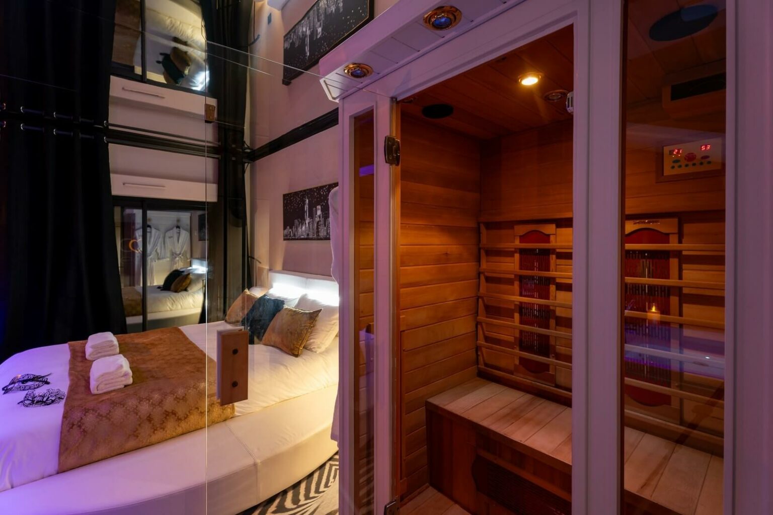 Love room romantique avec baignoire balnéo spa à Vannes (56)