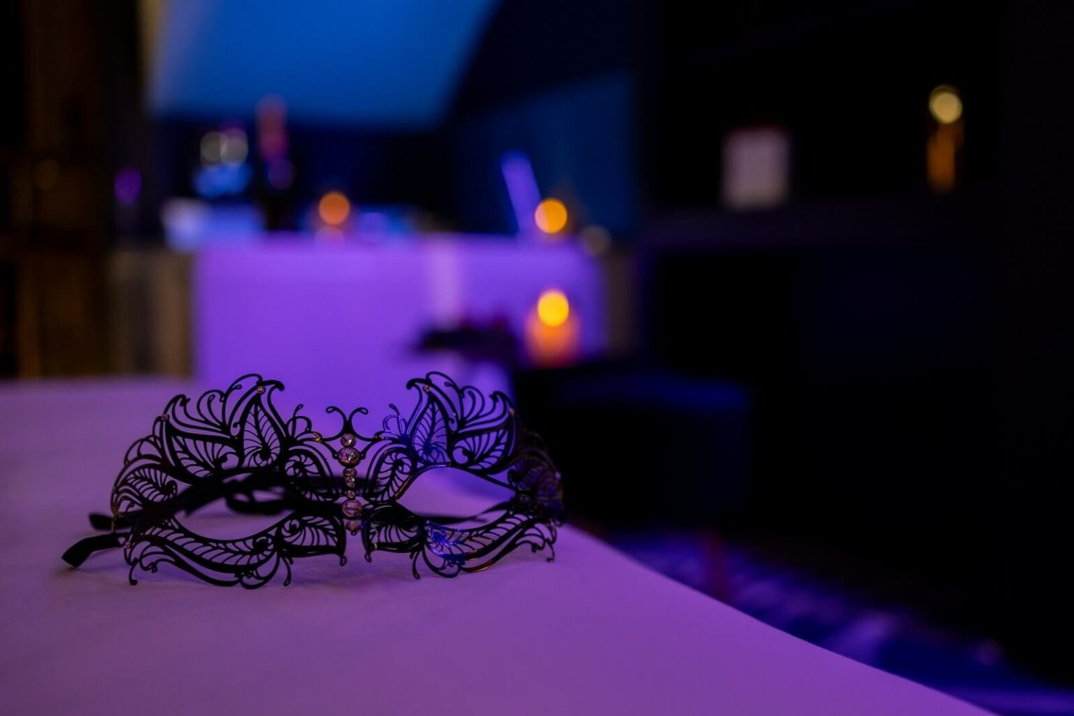 Love room romantique avec baignoire balnéo spa à Vannes (56)